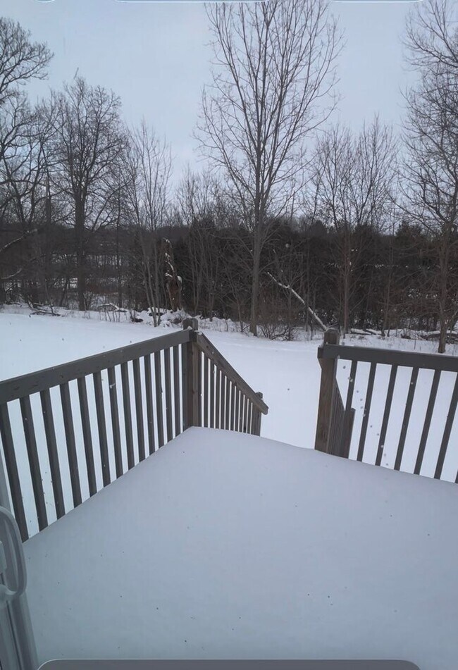 Building Photo - 487 Sparrow Way