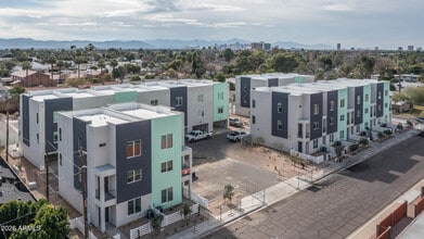 Building Photo - 2601 E Clarendon Ave