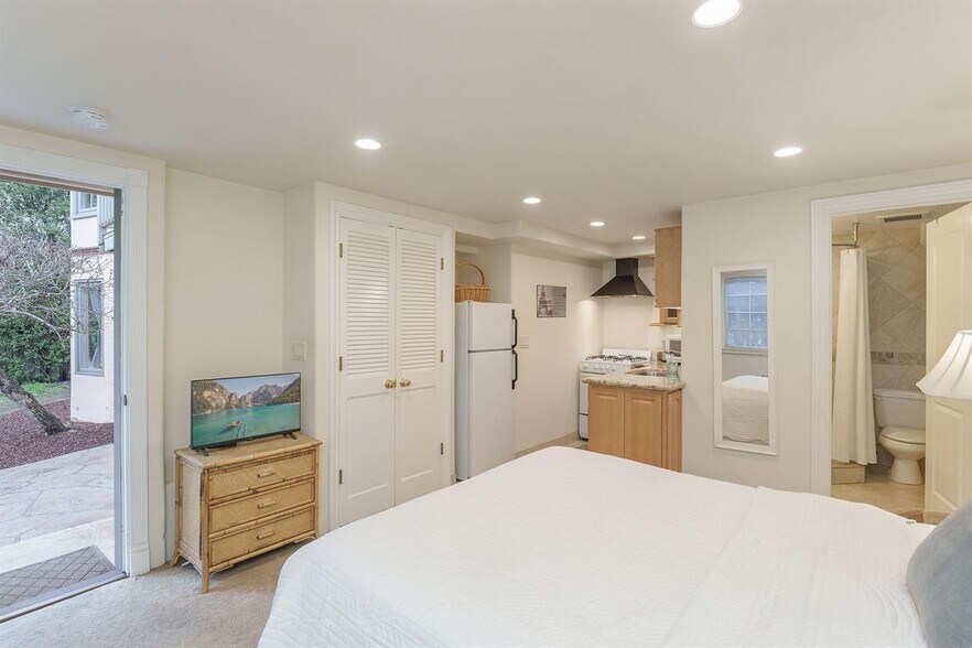 Building Photo - 938 Lighthouse Ave