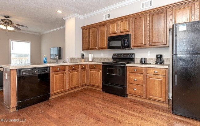 Building Photo - 611 Peach St