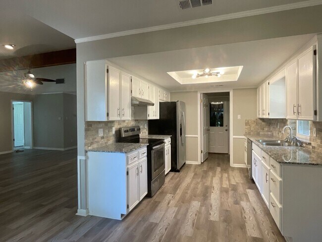 Building Photo - Fantastic 3 Bedroom