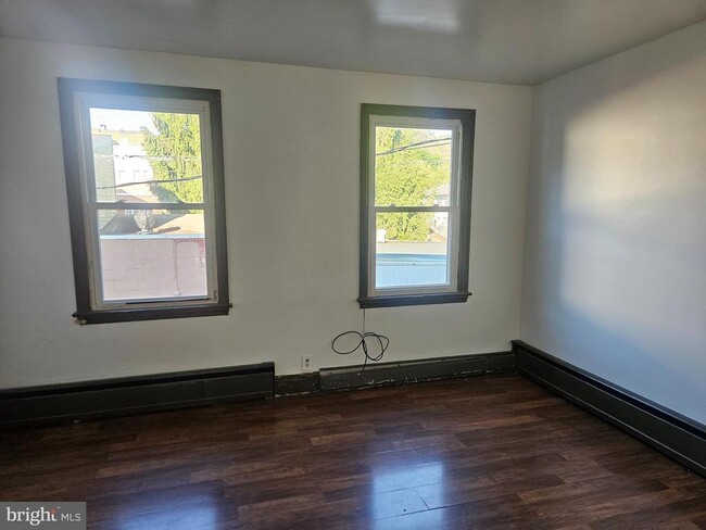 Building Photo - 106 N 11th St