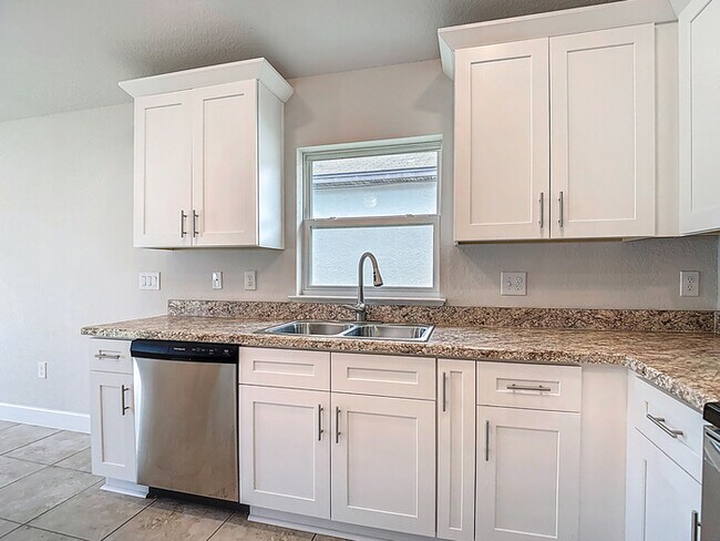 Building Photo - Welcome in to this beautiful Unfurnished -...