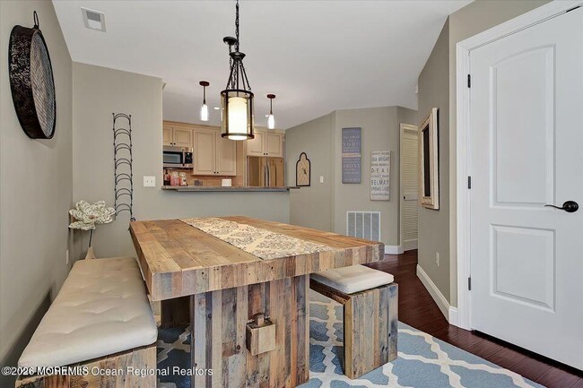 Building Photo - 13 Racquet Rd