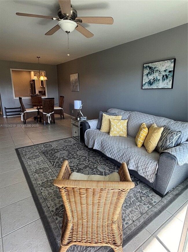 Building Photo - 2900 N Palm Aire Dr