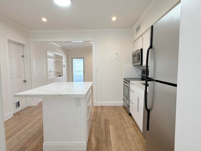 Building Photo - 1413 SW 23rd Ave