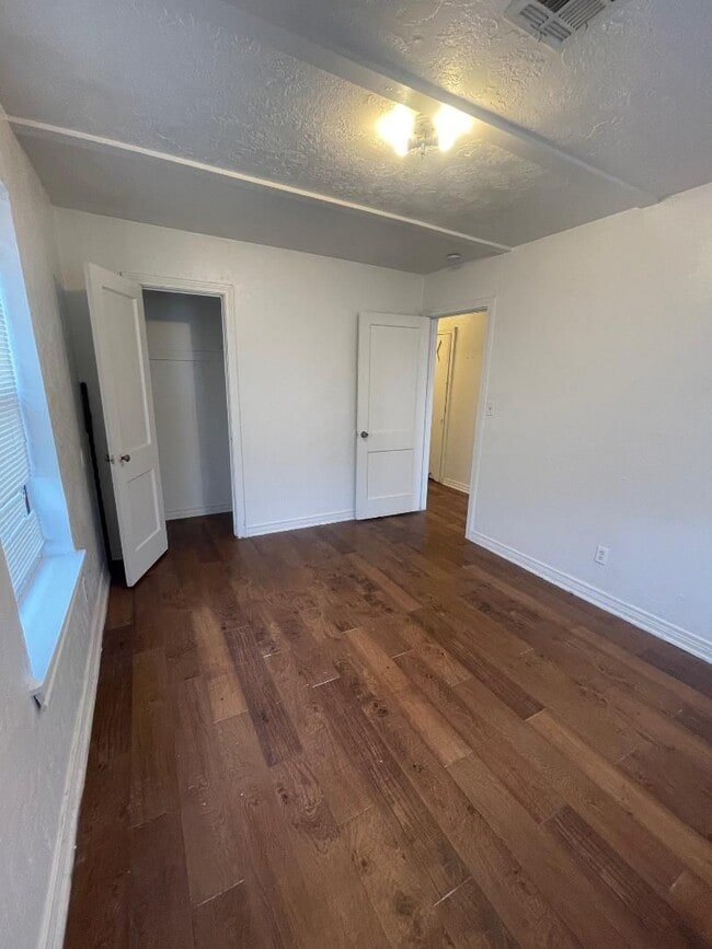 Building Photo - 2 BED 1 BATH DUPLEX FOR LEASE