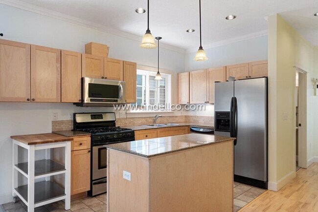 Building Photo - Amazing Eastmoreland Home Near Sellwood wi...
