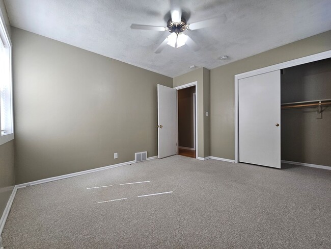 Building Photo - Great NE 3 Bedroom 2 Bath with Garage, close to shopping and I380 access