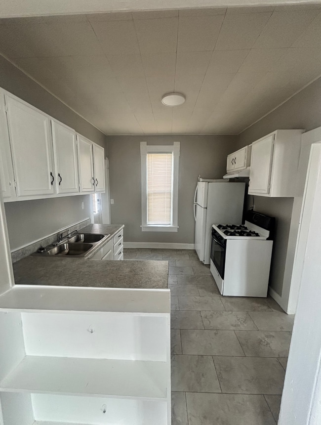 Building Photo - 2004 Latham St