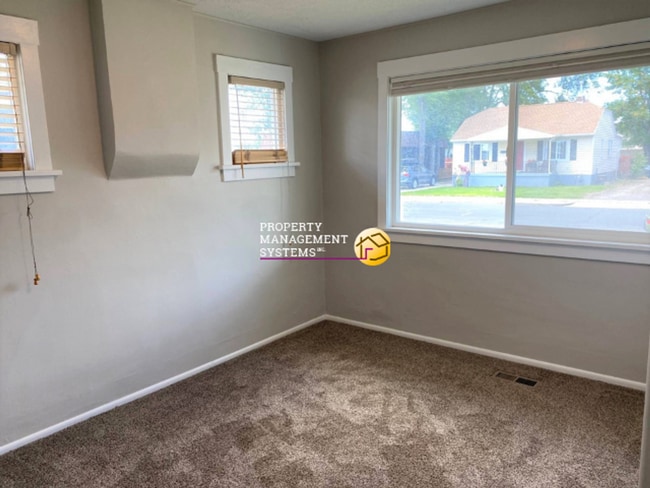 Building Photo - 2 Bedroom Salt Lake Duplex - All Utilities Included!