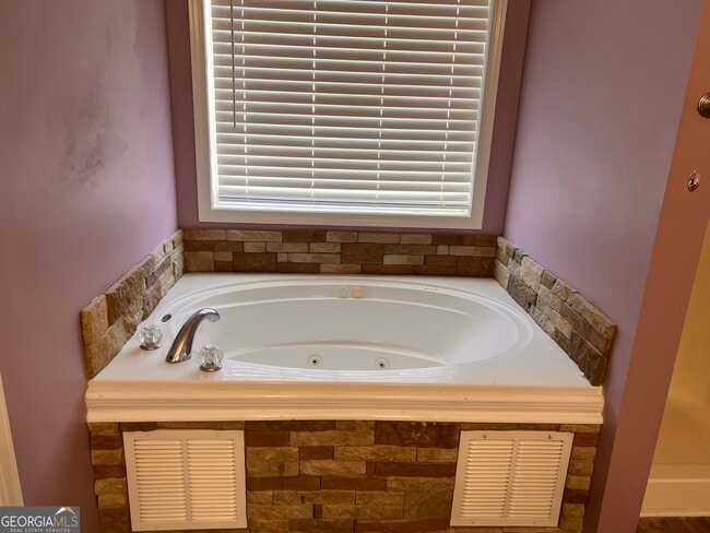 Building Photo - 20 Triangle Ln