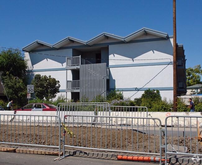 Building Photo - 2451 Middlefield Rd