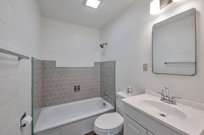 Building Photo - 5400 Valletta Way