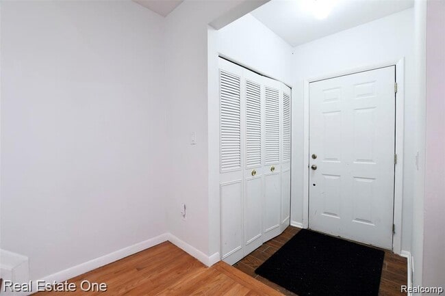 Building Photo - 509 N Fox Hills Dr
