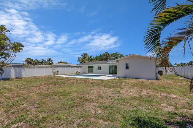 Building Photo - 3898 Holly Dr