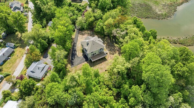 Building Photo - 5116 Shore Dr