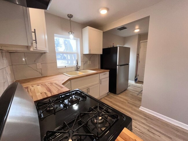 Building Photo - 2 bedroom, 1.5 bath house