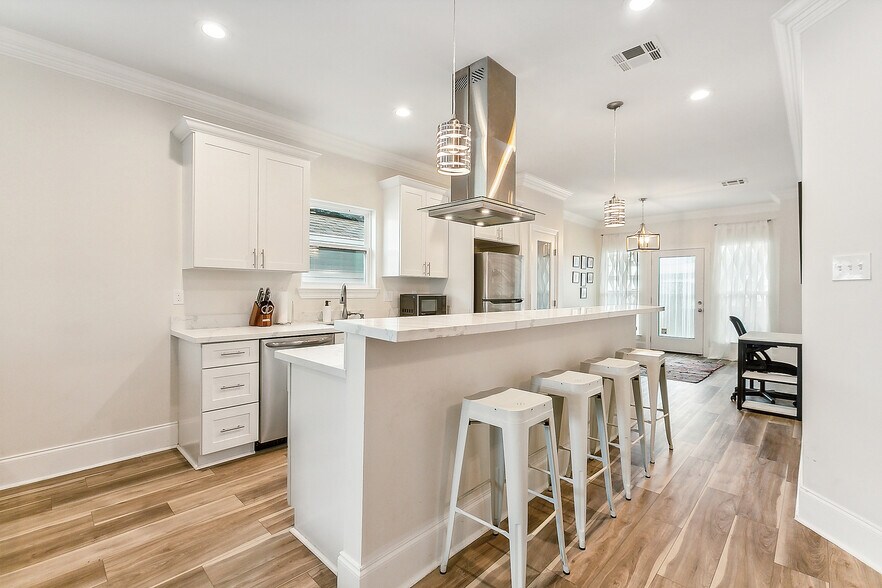 Kitchen - 8911 Apple St