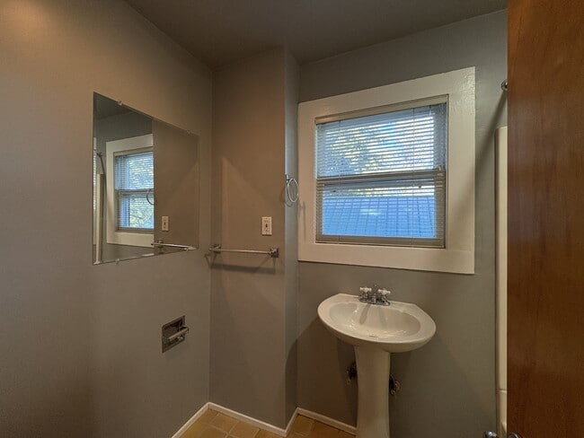 Building Photo - 1275 SW College St