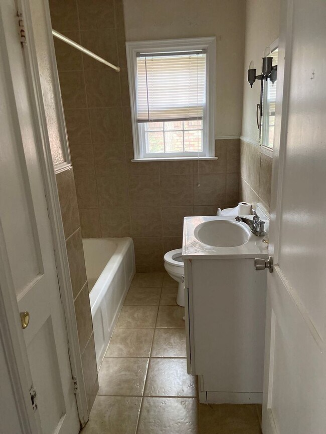 Building Photo - 918 W Stewart Rd