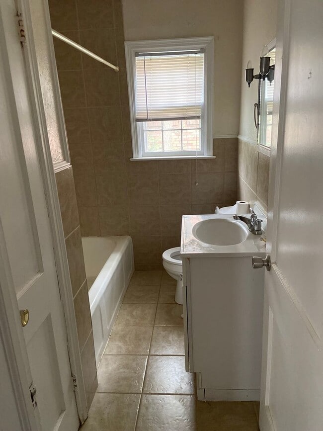 Building Photo - 918 W Stewart/404 W Blvd S