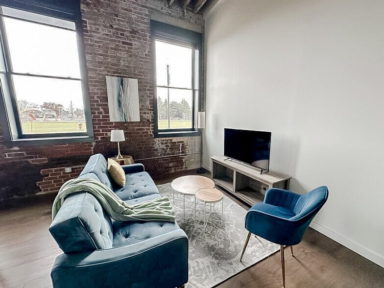 Building Photo - 403 W 4th St N