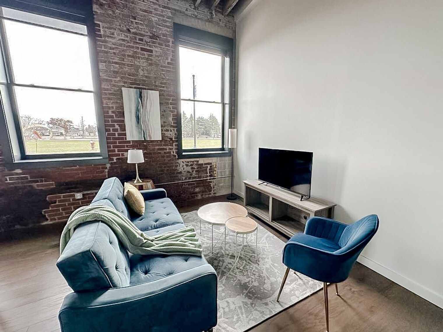 Building Photo - 403 W 4th St N