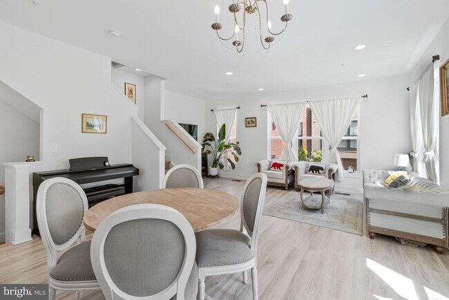 Building Photo - 40 Mural Walk NE