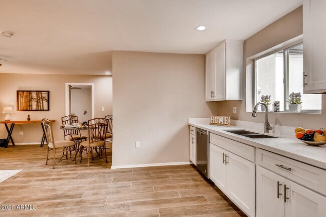 Building Photo - 1806 E Don Carlos