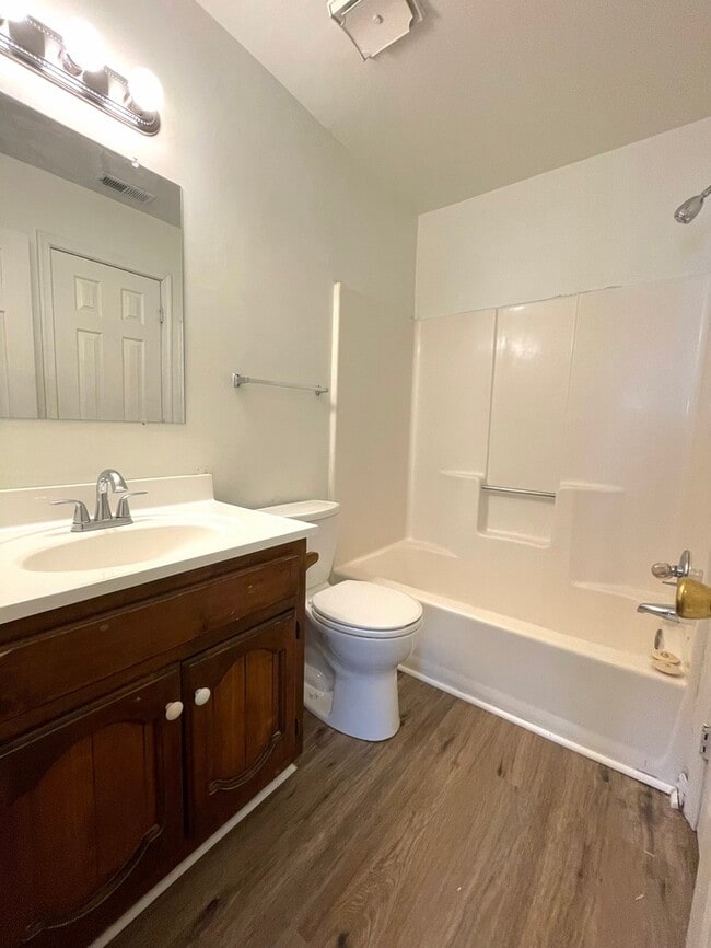 Building Photo - Charming 3-Bedroom, 1.5-Bathroom Townhome ...