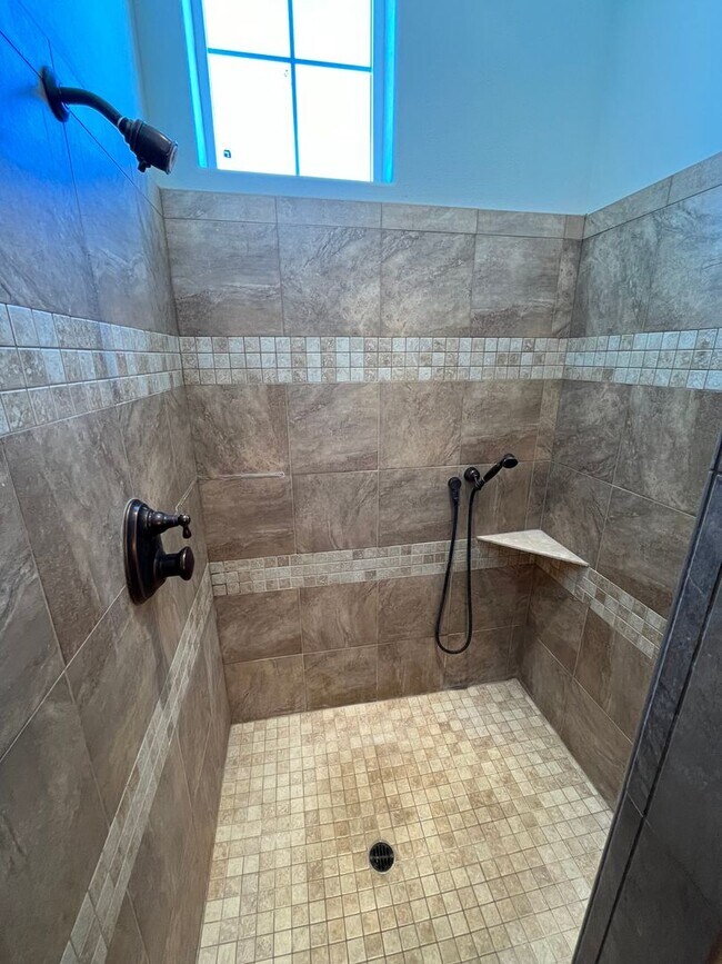 Building Photo - Spacious 3 Bed/3.5 Bath Home with Two Prim...