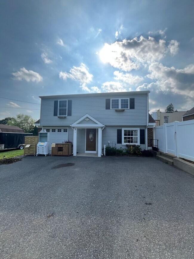 Primary Photo - Beautifully updated 3-bedroom, 1-bath twin...