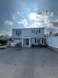 Building Photo - Beautifully updated 3-bedroom, 1-bath twin...