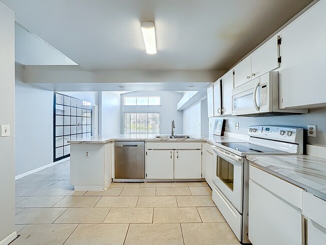 Building Photo - Spacious 4-Bedroom Retreat with 2 Baths in Brandon - 2103 Sq. Ft. of Comfort Awaits!