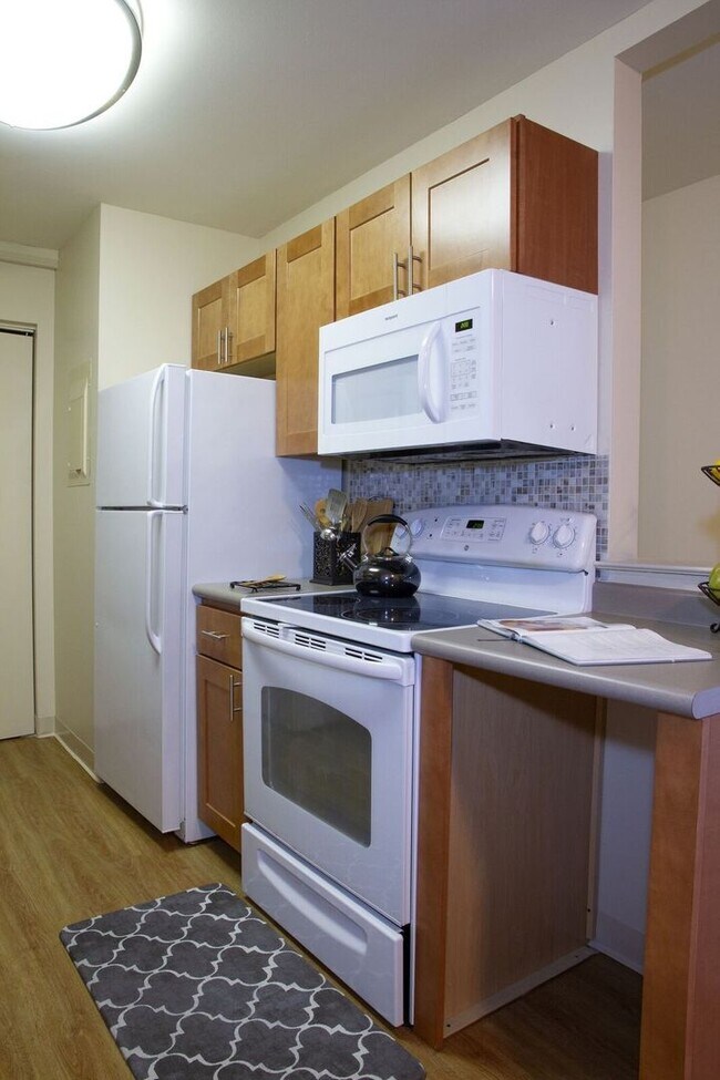 Building Photo - One Bedroom Contempoary Style Apartment on the Second Floor