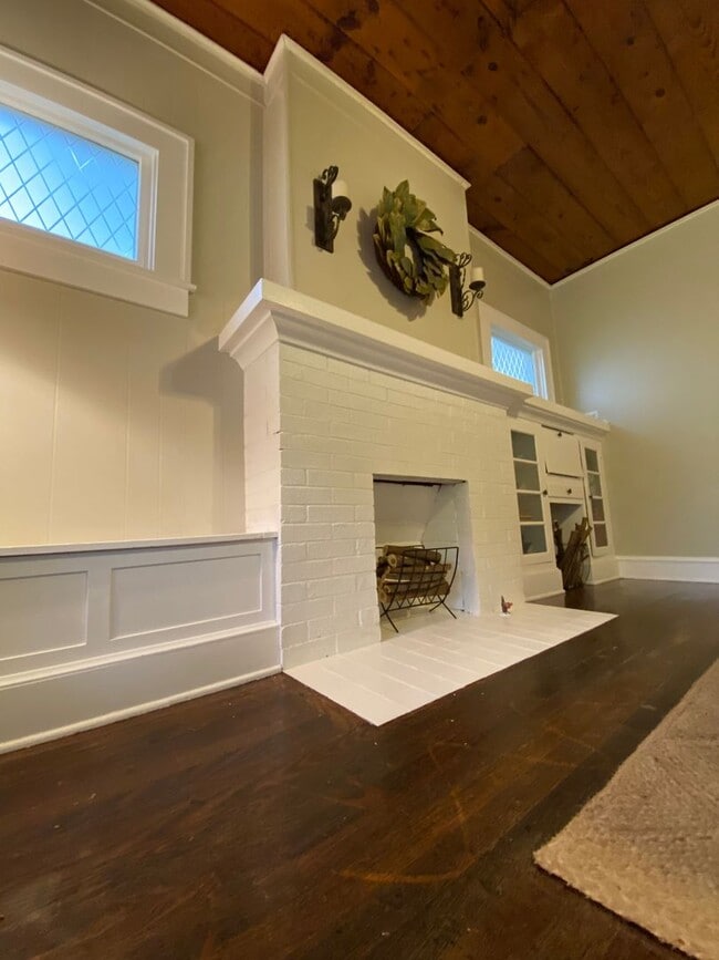 Building Photo - Awesome Farmhouse Home