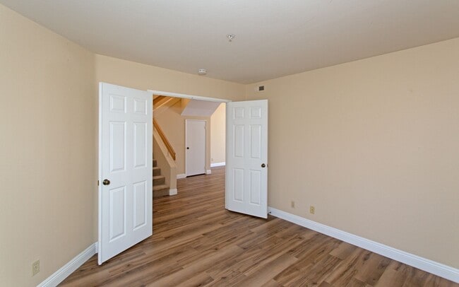 Building Photo - Gorgeous Townhome in Laguna Del Mar Community!