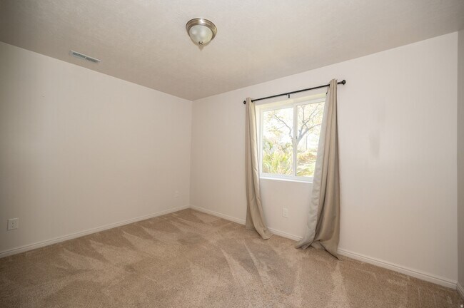 Building Photo - 857 Southfork Dr