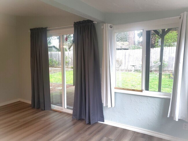 Building Photo - Adorable One-Level House with Huge Backyard in Vancouver!