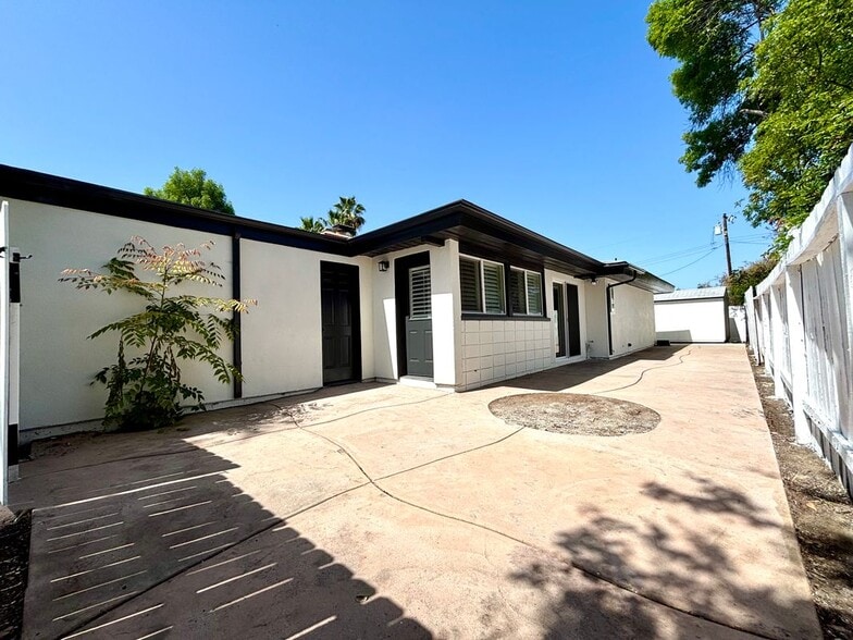 Building Photo - 2013 Victoria