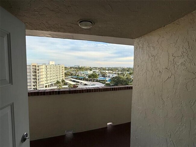 Building Photo - 1537 E Hillsboro Blvd