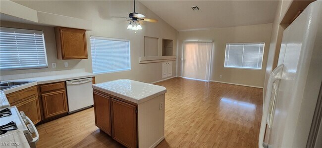 Building Photo - 4646 Wood View St