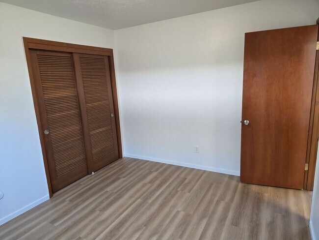 Building Photo - *!*!* Ground Floor Pet Friendly 1 Bedroom ...