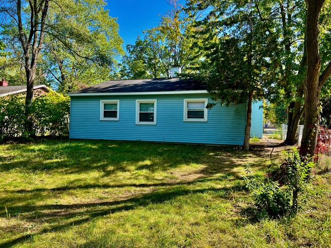 Building Photo - Great Location, Charming Bungalow!