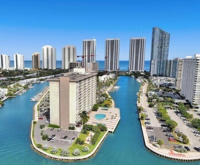 Building Photo - 400 Kings Point Dr