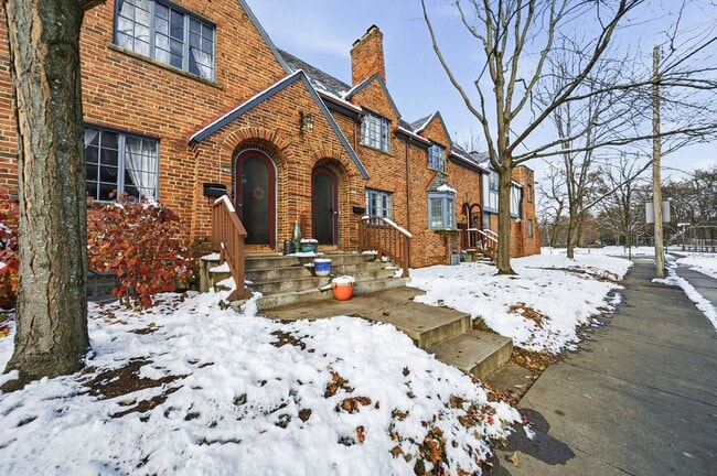 Building Photo - 2 Bedroom, 2 Bath Townhome located directly across from Franklin Park Conservatory