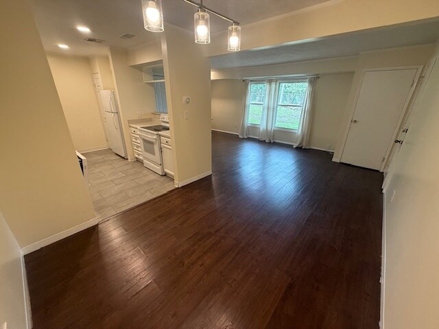 Building Photo - 310 Canterbury Ln