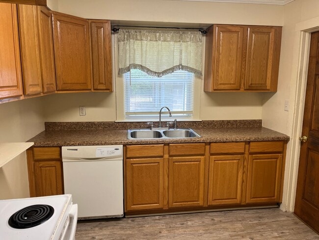 Building Photo - 2 Bed, 1 Bath House