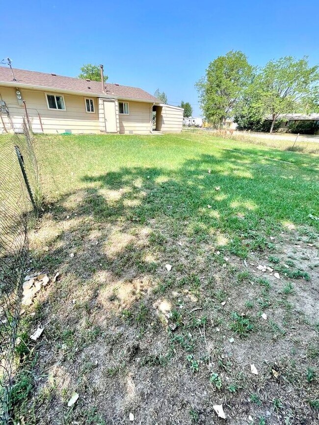 Building Photo - 2 Bedroom, 1 Bath Duplex on Outskirts of Loveland, CO
